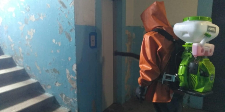 COVID-19: спасатели продезинфицировали улицы и подъезды многоэтажек в Южноукраинске (ФОТО)