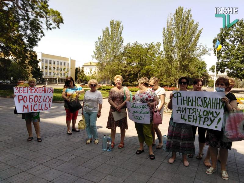 В Николаеве перед ОГА депутатам облсовета пели частушки работники детского реабилитационного центра (ФОТО и ВИДЕО) 7