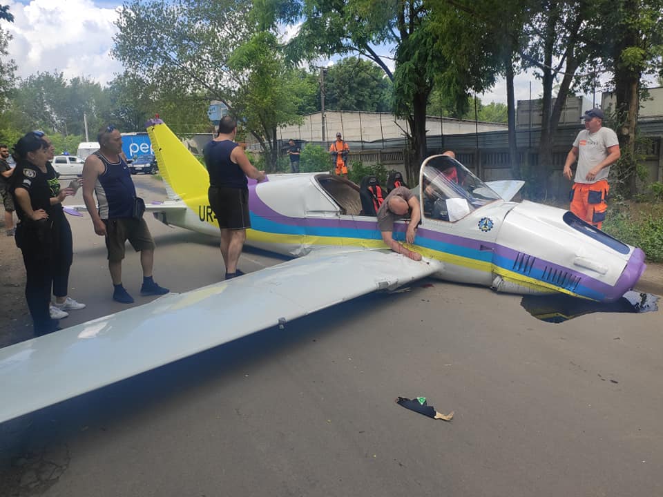 Крушение самолета в Одессе. Умер второй пилот. Скорую ждали больше 15 минут (ФОТО) 1