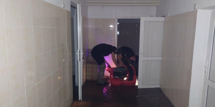 На Николаевщине дождь затопил школьную столовую (ФОТО)