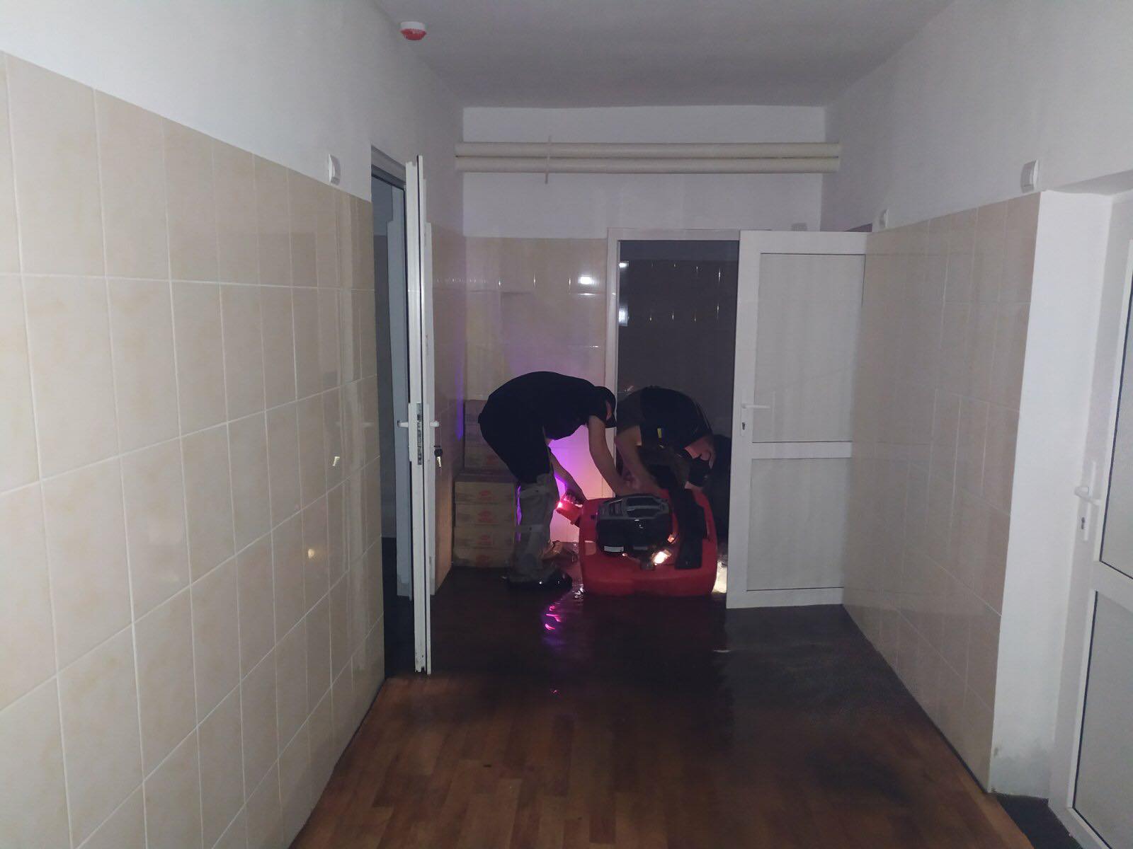 На Николаевщине дождь затопил школьную столовую (ФОТО)