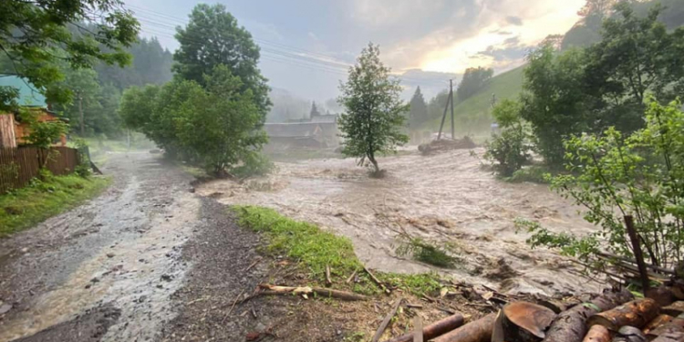 Снова беда на Закарпатье – мощный ливень спровоцировал оползни (ФОТО, ВИДЕО)