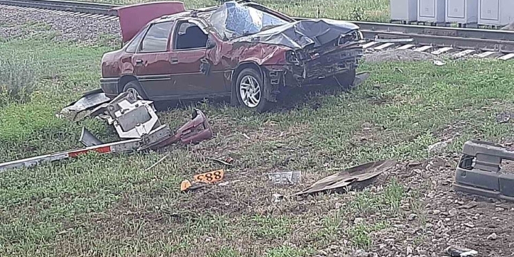 На Николаевщине таксист въехал в шлагбаум на ж/д переезде: водитель в больнице