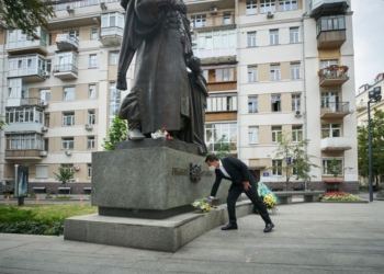 Зеленский возложил цветы к памятнику создателю первой украинской Конституции Пилипу Орлику (ВИДЕО)