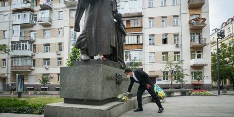 Зеленский возложил цветы к памятнику создателю первой украинской Конституции Пилипу Орлику (ВИДЕО)
