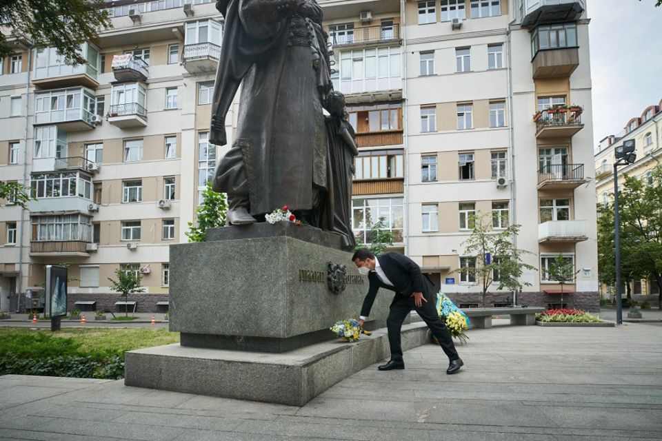 Зеленский возложил цветы к памятнику создателю первой украинской Конституции Пилипу Орлику (ВИДЕО) 1