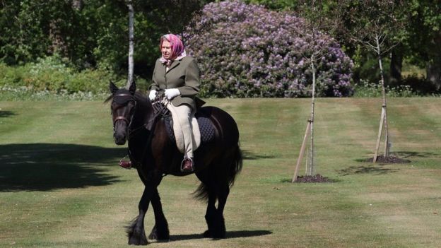 94-летняя королева Великобритании прокатилась верхом на лошади 1