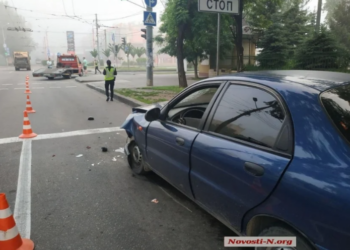 В Николаеве такси врезалось в эвакуатор – у таксиста перелом позвоночника