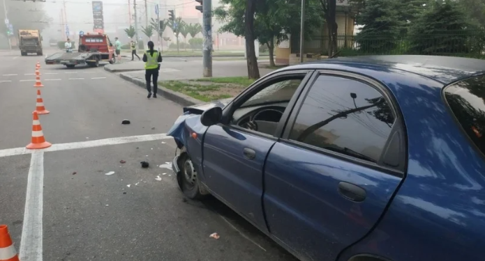 В Николаеве такси врезалось в эвакуатор – у таксиста перелом позвоночника