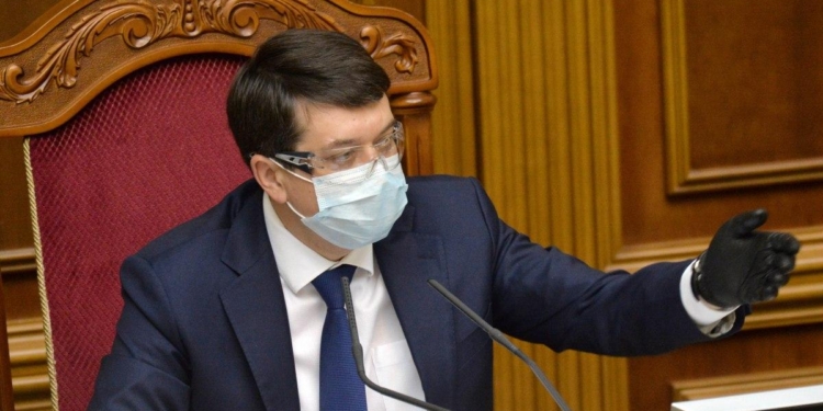 Разумков призвал депутатов носить маски, поскольку в Украине происходит рост заболеваемости COVID-19