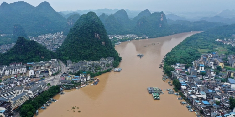 От наводнения в Китае пострадали почти 1,5 миллиона человек (ФОТО)