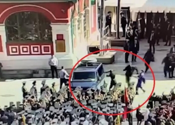 На параде у Путина российский военный напал на автомобиль с охранниками (ВИДЕО)