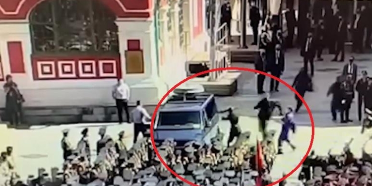 На параде у Путина российский военный напал на автомобиль с охранниками (ВИДЕО)