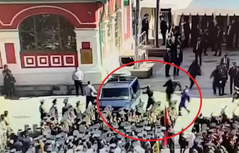 На параде у Путина российский военный напал на автомобиль с охранниками (ВИДЕО) 1