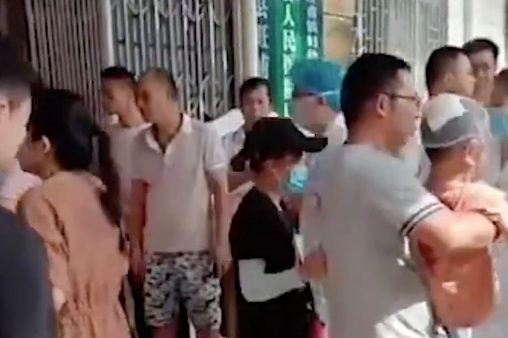 В Китае вооруженный ножом мужчина напал на школу, ранены 39 человек 1