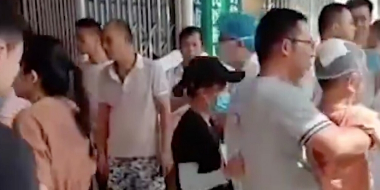 В Китае вооруженный ножом мужчина напал на школу, ранены 39 человек