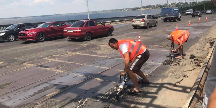 В Николаеве начался ремонт покрытия Ингульского моста (ФОТО)