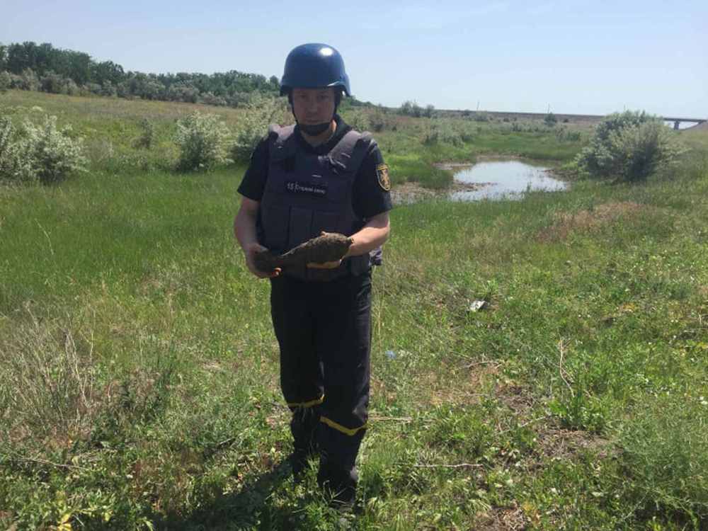 В Николаевской области пиротехники ГСЧС обезвредили 2 взрывоопасных предмета (ФОТО) 3