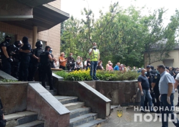 В Харькове на митинге под медучреждением против приема больных коронавирусом пострадали двое полицейских (ФОТО, ВИДЕО)