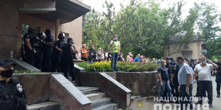 В Харькове на митинге под медучреждением против приема больных коронавирусом пострадали двое полицейских (ФОТО, ВИДЕО)