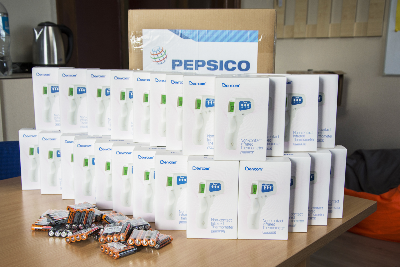 Николаевским врачам передали 40 бесконтактных термометров (ФОТО)