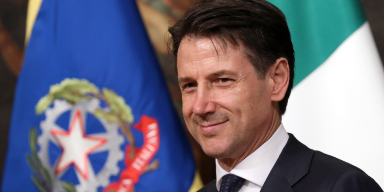 Премьера Италии допросят из-за возможной вины в смерти людей от коронавирусной болезни