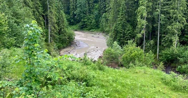 В Карпатах из-за наводнения исчезло озеро