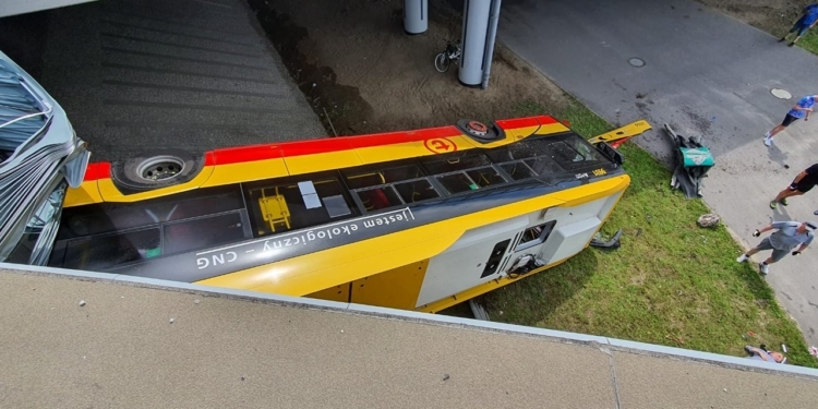 В Польше автобус упал с моста: более 20 раненых, есть погибшие (ФОТО, ВИДЕО)