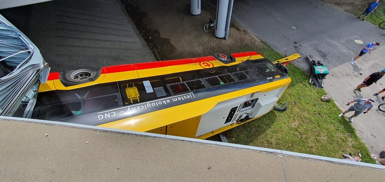 В Польше автобус упал с моста: более 20 раненых, есть погибшие (ФОТО, ВИДЕО)