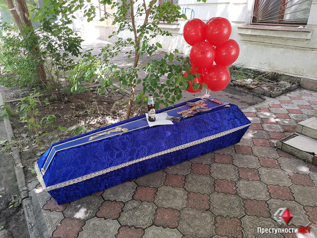 В Николаеве "Нацкорпус" принес гроб с шариками к офису Партии Шария 1