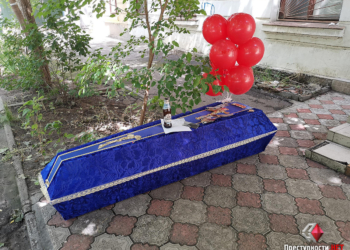 В Николаеве “Нацкорпус” принес гроб с шариками к офису Партии Шария