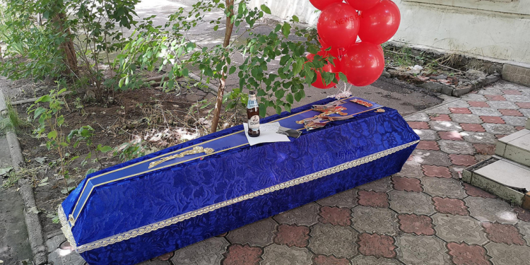 В Николаеве “Нацкорпус” принес гроб с шариками к офису Партии Шария