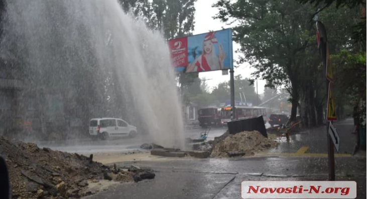 Фонтан выше 10 метров - в Николаеве прорвало водопроводную магистраль (ФОТО, ВИДЕО) 3