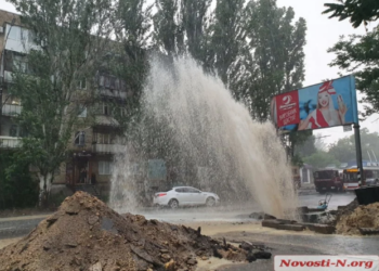 Фонтан выше 10 метров – в Николаеве прорвало водопроводную магистраль (ФОТО, ВИДЕО)