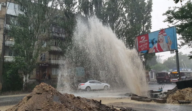 Фонтан выше 10 метров – в Николаеве прорвало водопроводную магистраль (ФОТО, ВИДЕО)