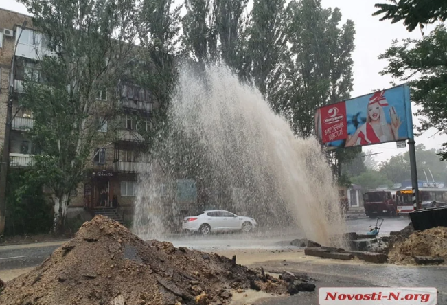 Фонтан выше 10 метров - в Николаеве прорвало водопроводную магистраль (ФОТО, ВИДЕО) 5