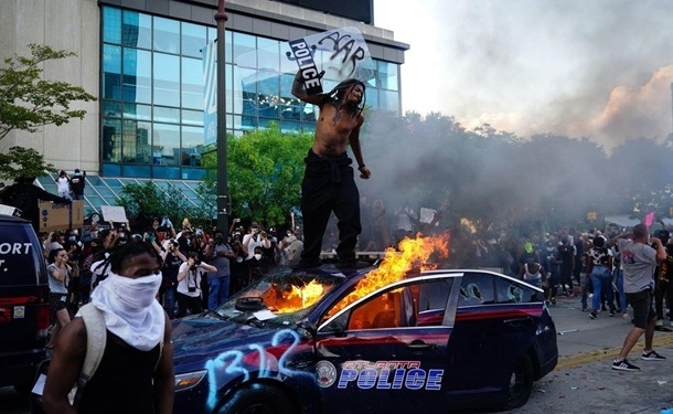 В США генпрокурор заявил о влиянии радикальных групп на протесты