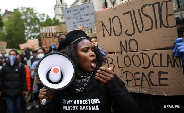 Во время протестов в Лондоне 23 полицейских получили ранения