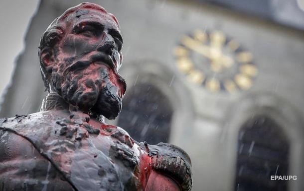 В Бельгии демонтировали памятник королю из-за протестов