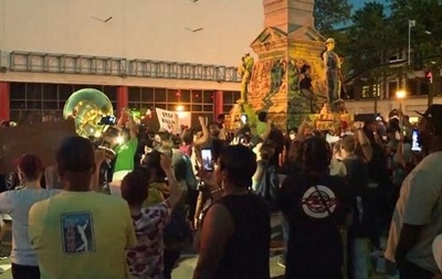 Участник протестов в США опрокинул на себя статую и впал в кому