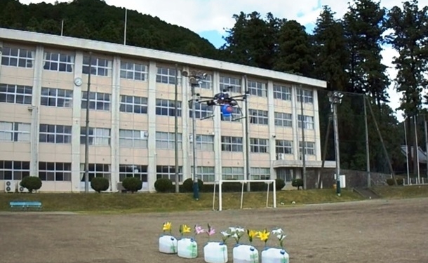 В Японии опыляют цветы мыльными пузырями