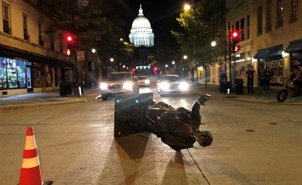 В США протестующие снесли статую противника рабства