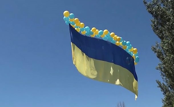 В сторону Донецка запустили большой флаг Украины (ВИДЕО)