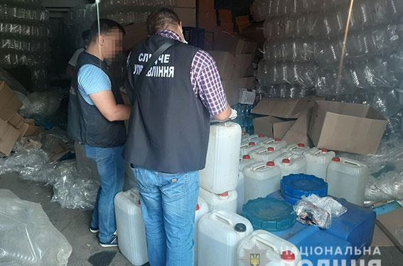 На Николаевщине полиция накрыла группировку, которая производила контрафактный алкоголь в промышленных масштабах (ВИДЕО)