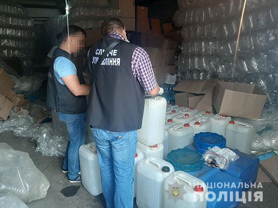 На Николаевщине полиция накрыла группировку, которая производила контрафактный алкоголь в промышленных масштабах (ВИДЕО) 1
