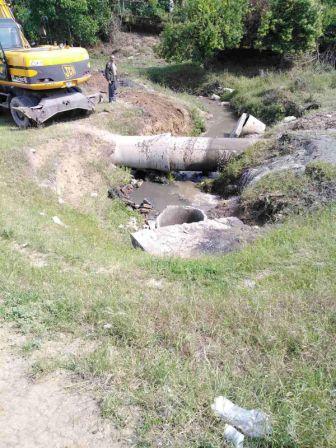 В Николаеве в результате аварии на канализационном коллекторе неочищенные стоки попали в Ингул и в балку на окраине города (ФОТО) 5