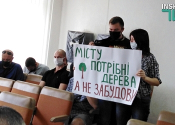 Стройка в сквере у самолета в Николаеве: застройщик попросил отложить судебное заседание в связи с карантином (ФОТО, ВИДЕО)