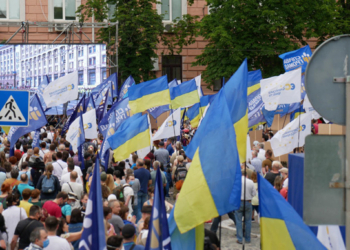 Под Печерским судом собрались тысячи людей в поддержку Порошенко (ВИДЕО)