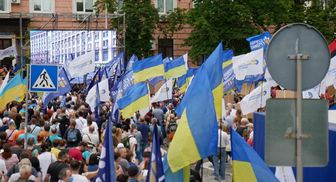 Под Печерским судом собрались тысячи людей в поддержку Порошенко (ВИДЕО)