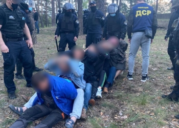 На Харьковщине полиция задержала группу вооруженных “поселенцев Слобожанской Сечи” (ВИДЕО)